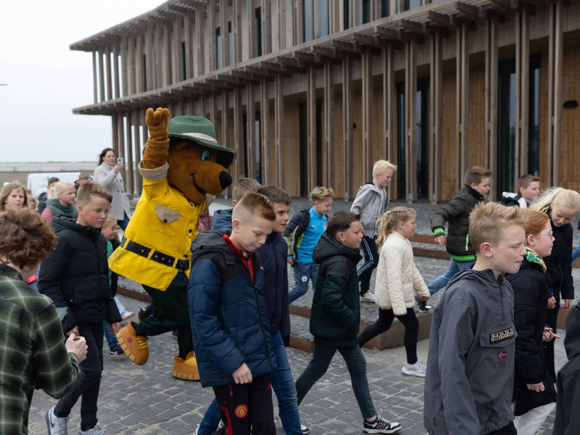 Kinderen verwelkomen zeehonden in hun nieuwe thuis in het WEC