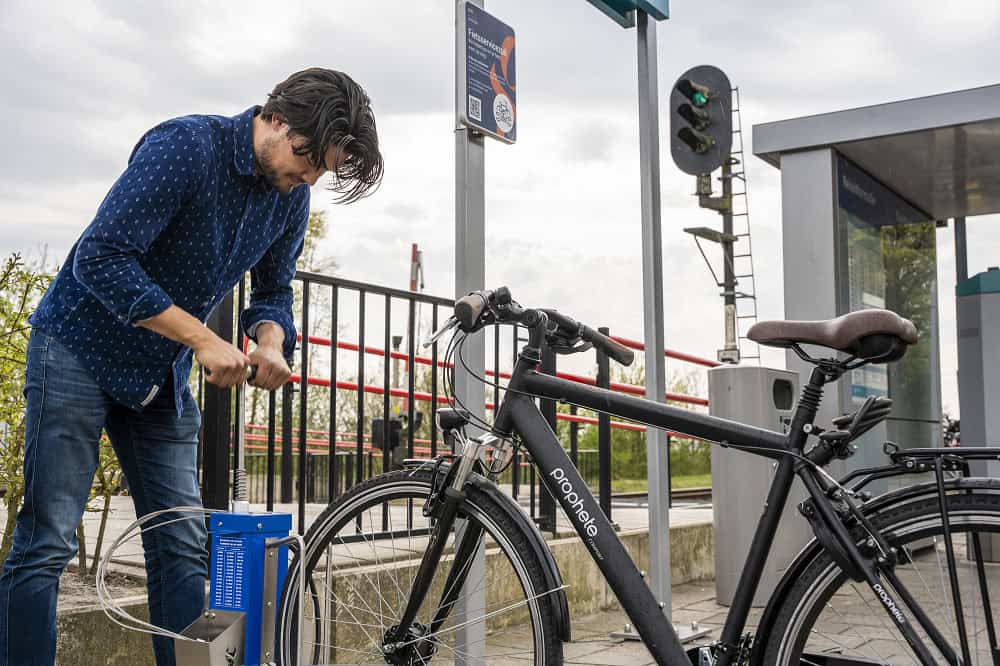 Een fietser bij de servicezuil