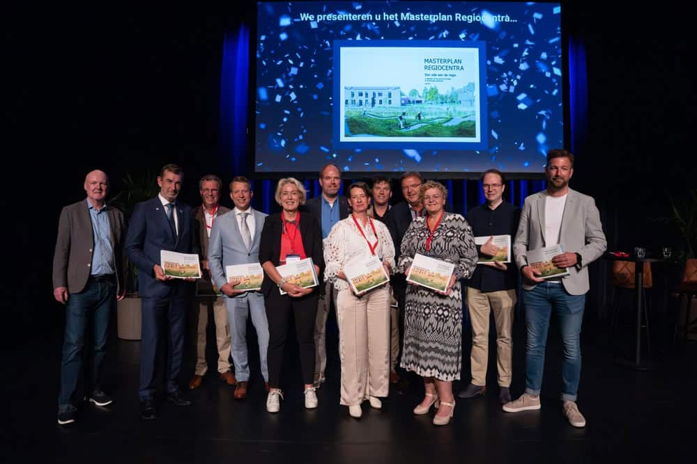 Het boek is overhandigd aan vertegenwoordigers uit Groningen