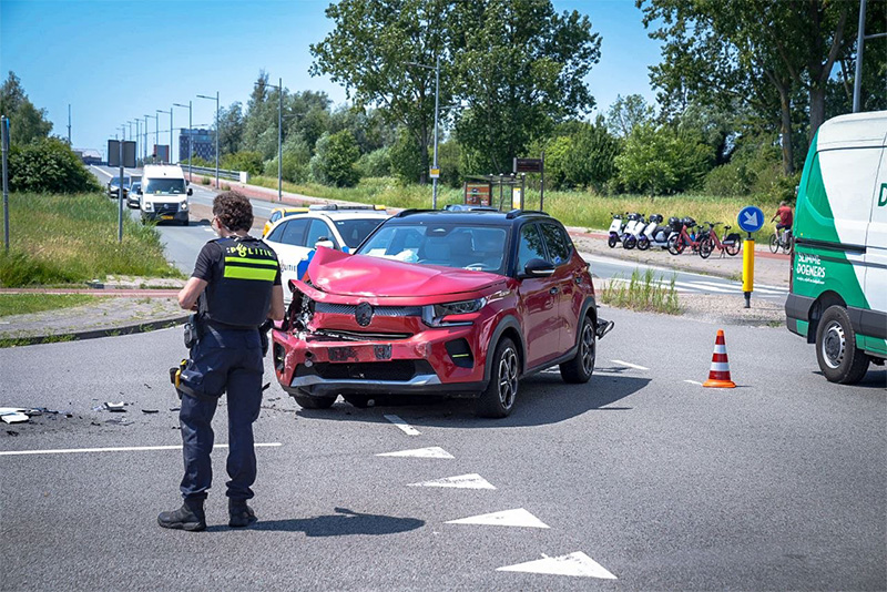 Auto’s botsen op kruising Sint-Petersburgweg in Groningen