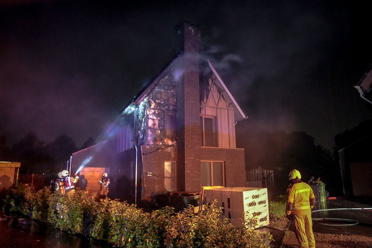 Vuurzee grijpt razendsnel om zich heen bij woningbrand in Leek