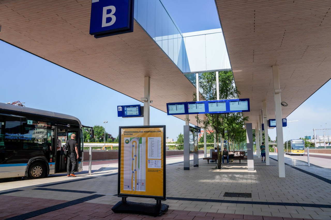 Eerste reizigers vinden hun weg op vernieuwd busstation Groningen