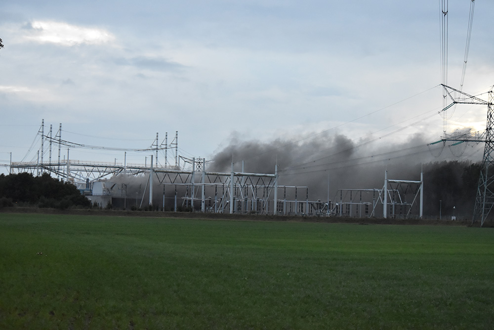 Uitslaande brand bij hoogspanningsstation in Meeden