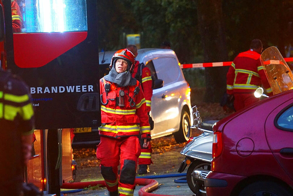Grote brand in dak van pand aan Paramaribostraat in Groningen