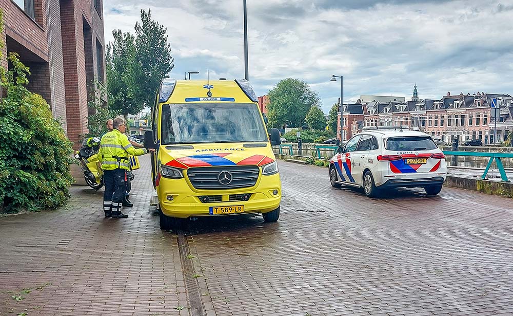 Vrouw breekt pols op zebrapad in Groningen na val door naderende auto