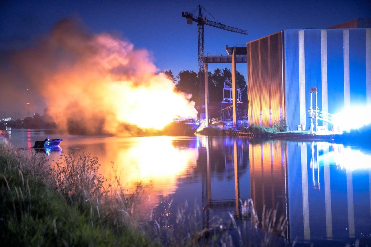 Schip opnieuw volledig in brand op Winschoterdiep bij Waterhuizen