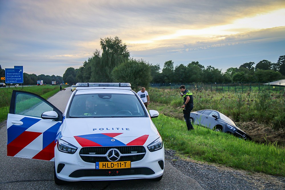 Auto belandt in sloot na eenzijdig ongeval bij Tolbert