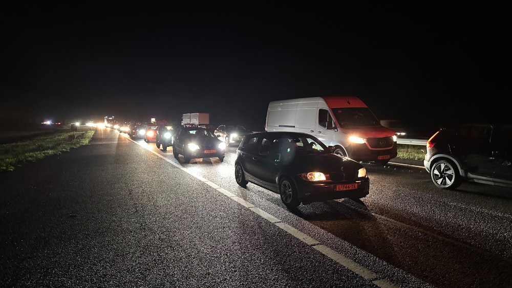 Auto vliegt in brand op A7 en zorgt voor flinke file tussen Groningen en Leek