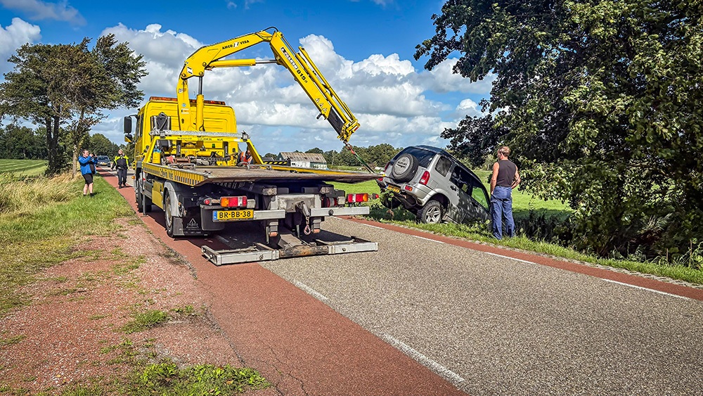 Auto belandt in sloot langs N978 bij Midwolda