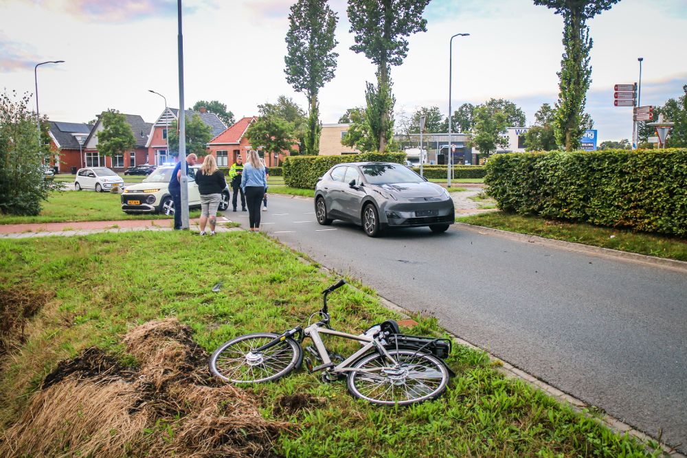 Fietser ernstig gewond bij aanrijding met auto in Leek