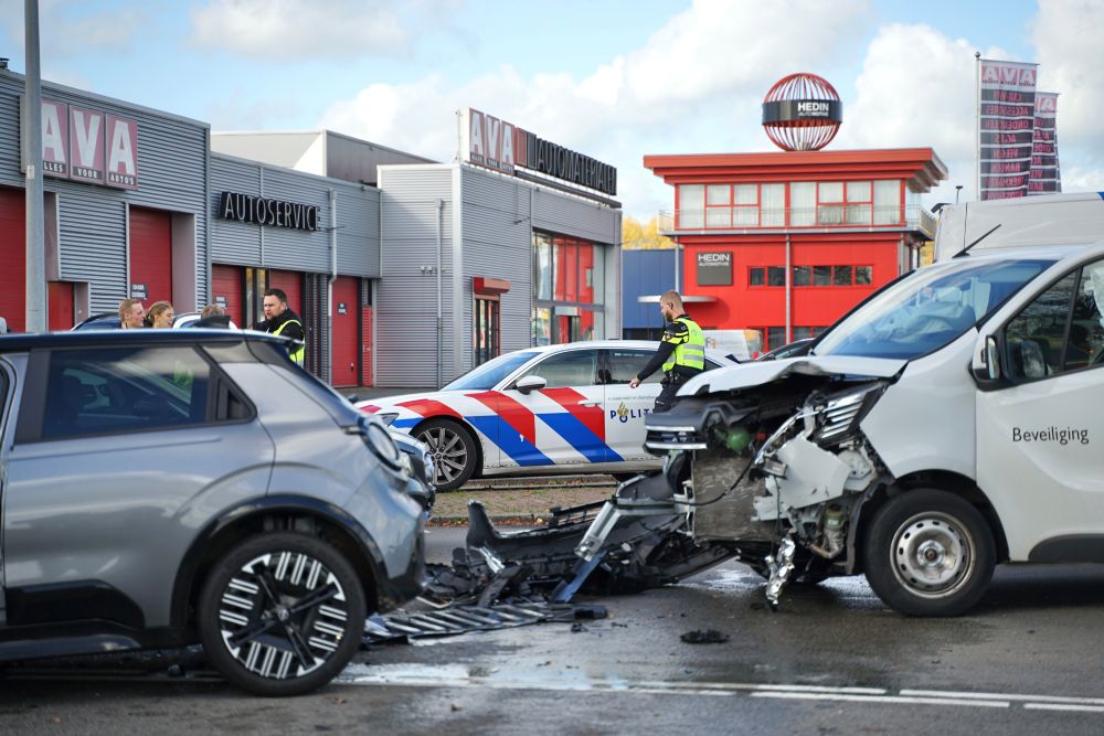 Persoon gewond bij botsing tussen auto en bestelbus op Osloweg in Groningen