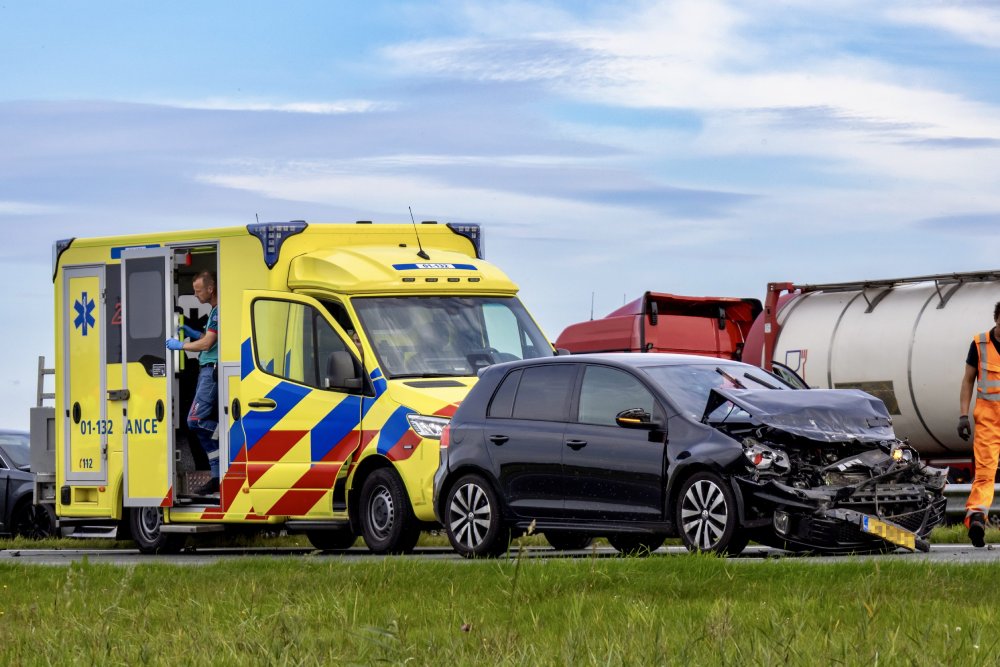 Ernstig gewonde bij kettingbotsing op A7 bij Matsloot