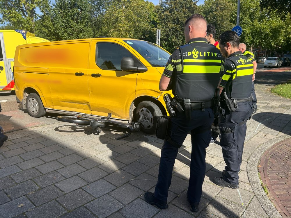 Fietser gewond bij botsing met bestelbus op Korreweg in Groningen