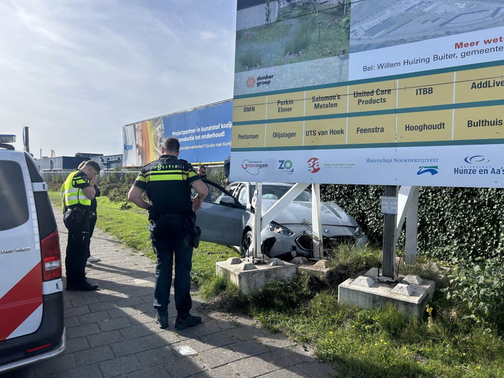 Auto botst tegen informatiebord op Bornholmstraat in Groningen