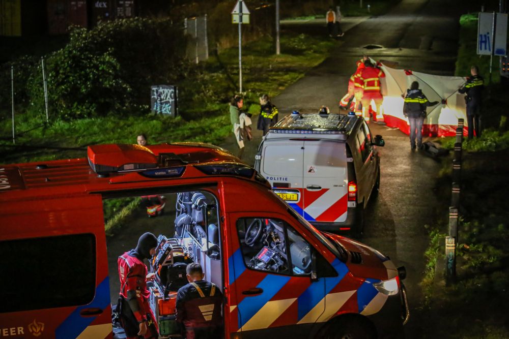 Vrouw uit water gehaald bij Berlagebrug in Groningen
