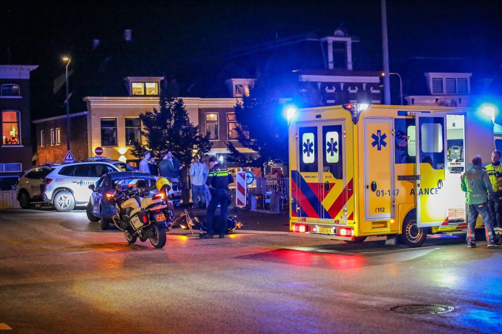 Scooterrijder lichtgewond na botsing met auto in Groningen
