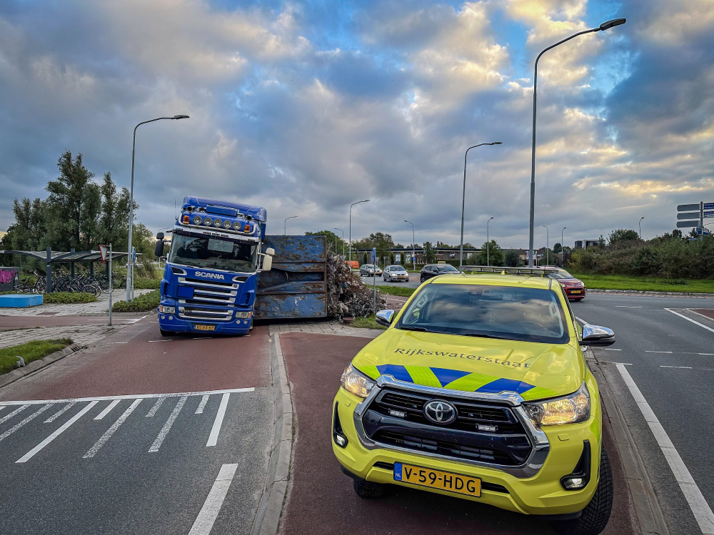 Vrachtwagen verliest container met metaalschroot op N372 bij Midwolda